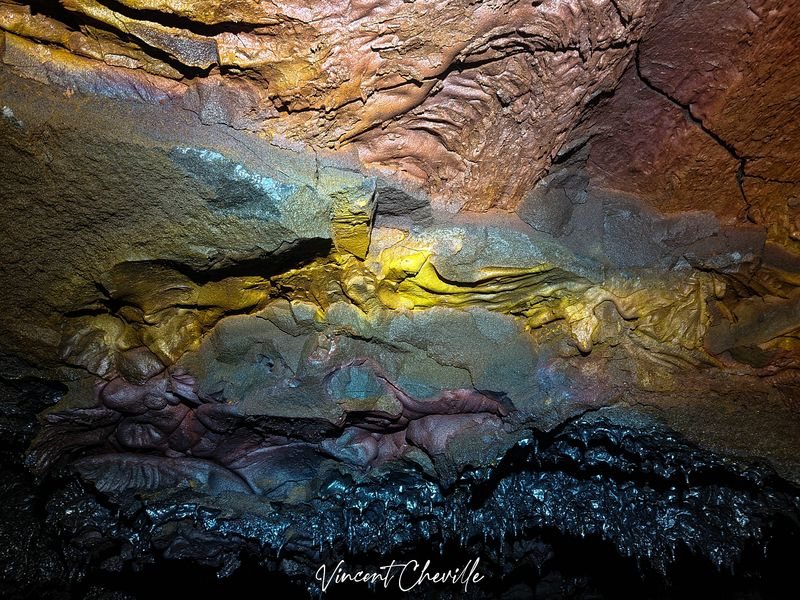 Couloir de lave aux parois colorées